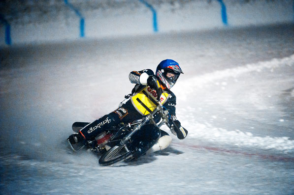 Ahlin sichert das Motorrad mit Nord-Lock Keilsicherungsscheiben